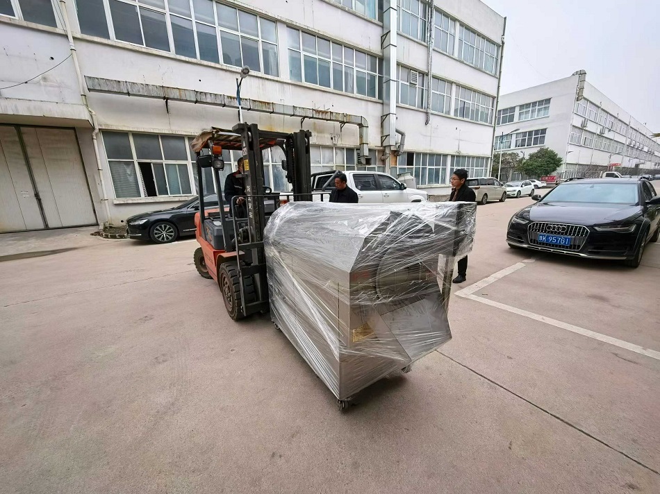 湖北客戶考察50斤電磁炒貨機(jī)直接訂購(gòu)裝車?yán)? width="402" height="266"/>
				<h2>湖北客戶考察50斤電磁炒貨機(jī)直接訂購(gòu)裝車?yán)?/h2>
				<div   id="akwuw2qac"   class="anli-txt">
                  

3月18日，湖北客戶來(lái)許昌智工直接拉走一臺(tái)中小型多功能電磁炒貨機(jī)，客戶與我們業(yè)務(wù)經(jīng)理了解機(jī)器后，今日特意光臨許昌智工實(shí)地考察購(gòu)機(jī)，客戶參觀許昌智工規(guī)模及炒貨機(jī)產(chǎn)品后，對(duì)我們的資質(zhì)和產(chǎn)品非常認(rèn)可，現(xiàn)場(chǎng)直接裝車?yán)咭慌_(tái)多功能電磁炒貨機(jī)！


感謝客戶對(duì)許昌智工的認(rèn)可，許昌智工提供不同產(chǎn)量的電磁炒貨機(jī)，智能控溫的炒貨設(shè)備可設(shè)定不同的炒制溫度用于炒制不同的物料，多功能機(jī)器更可以應(yīng)用于更多炒制品行業(yè)，歡迎客戶咨詢考察，免費(fèi)來(lái)廠考察試機(jī)，許昌智工歡迎您的光臨！


品質(zhì)贏得客戶，實(shí)力成就品牌，不忘初心，始終如一，許昌智工，值得信賴。 感謝您對(duì)許昌智工的支持和信任，合作愉快，期待我們攜手并肩，發(fā)展共贏！

				</div>
				<span id="akwuw2qac"    class="see">查看詳情+</span>
			</a></li>
           
             <li><a href=